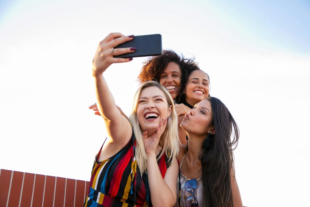 eine Gruppe von Menschen, die ein Selfie machen