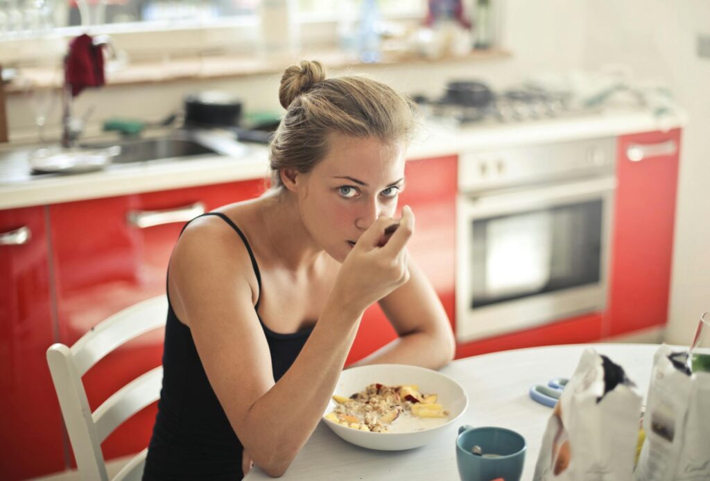 Eine Dame beim Essen